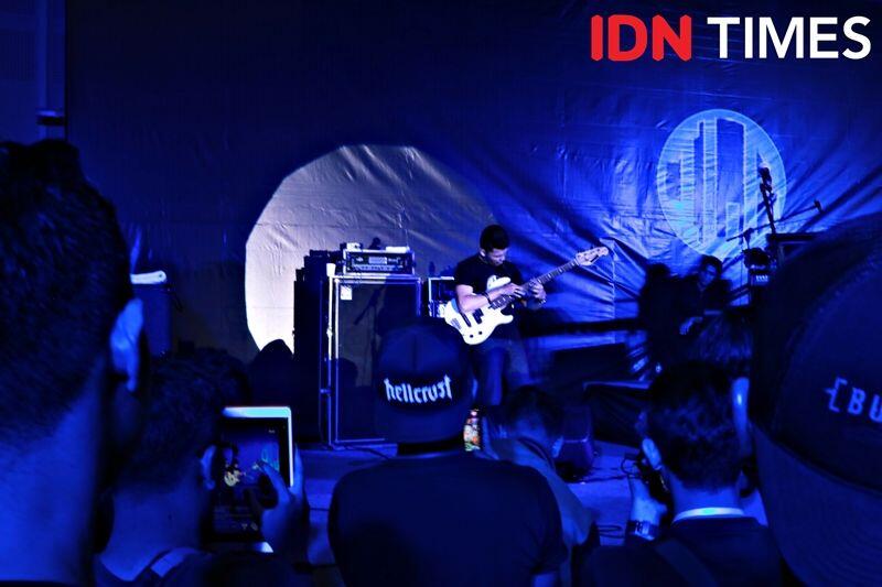 12 Keseruan Showcase Indra Lesmana Project, Perkenalan Band Metal Hits