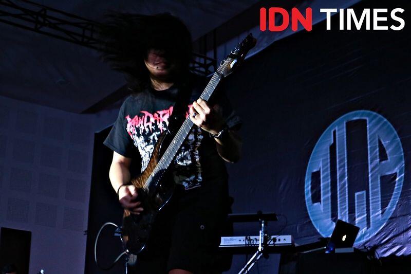 12 Keseruan Showcase Indra Lesmana Project, Perkenalan Band Metal Hits