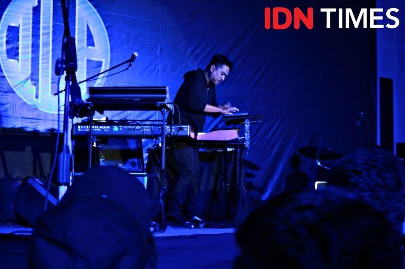 12 Keseruan Showcase Indra Lesmana Project, Perkenalan Band Metal Hits