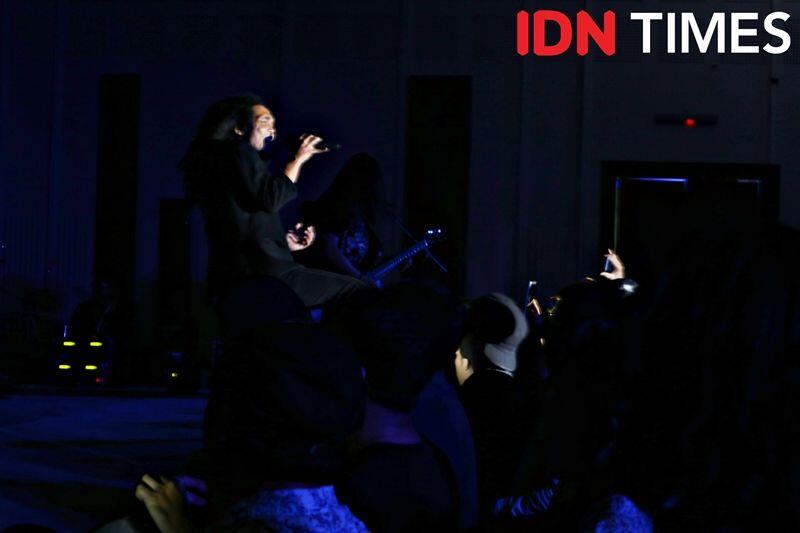 12 Keseruan Showcase Indra Lesmana Project, Perkenalan Band Metal Hits