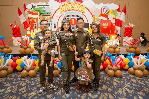 10 Potret Kompaknya Outfit Keluarga Anang-Ashanty yang Fashionable