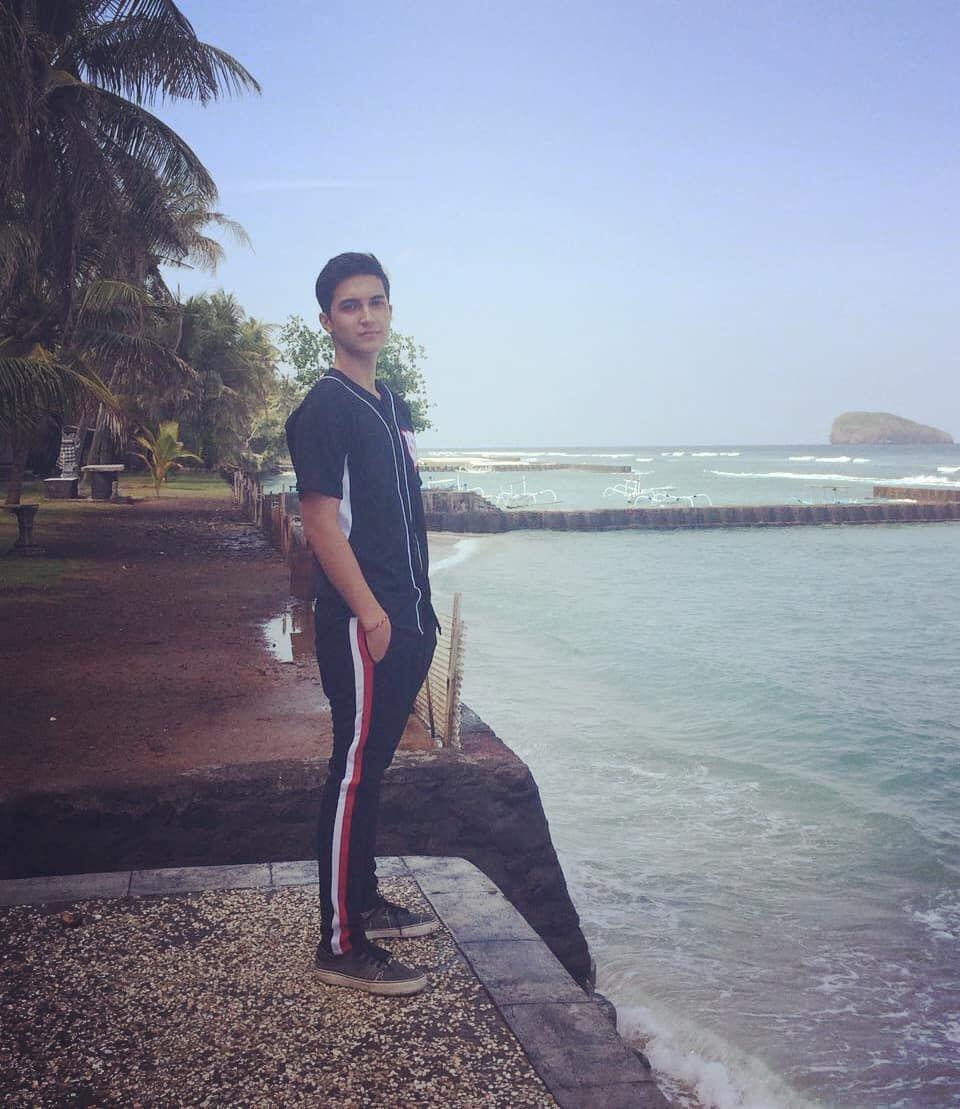 10 Style Hits Junior Roberts, Bikin Kamu Kelihatan Awet Muda!
