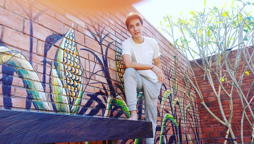 10 Style Hits Junior Roberts, Bikin Kamu Kelihatan Awet Muda!