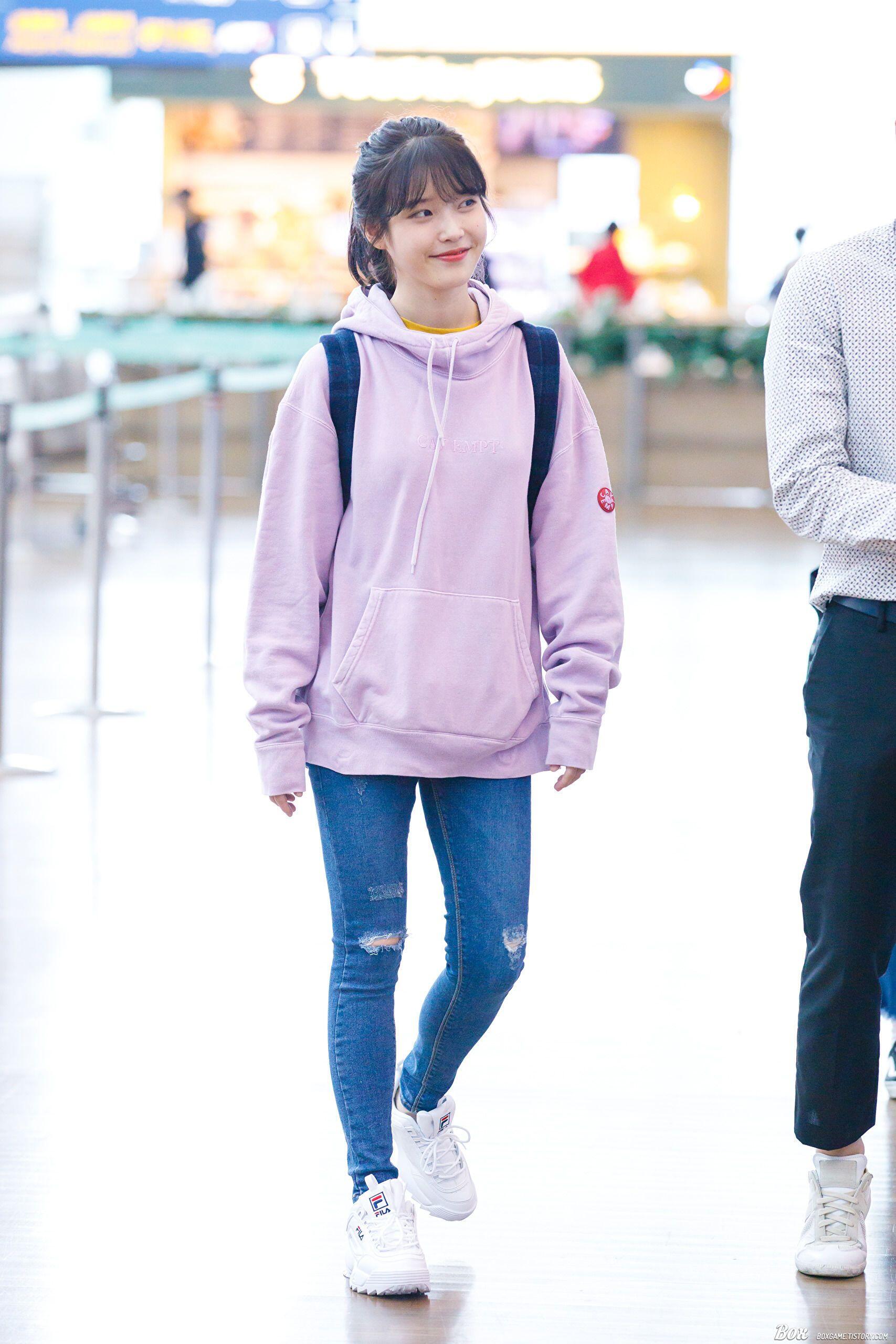 Tampil Trendy dengan 11 Ide Mix And Match Jeans ala IU