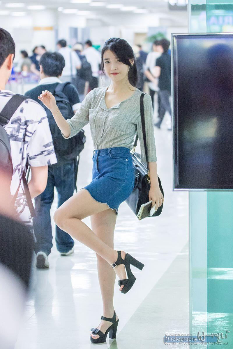 Tampil Trendy dengan 11 Ide Mix And Match Jeans ala IU