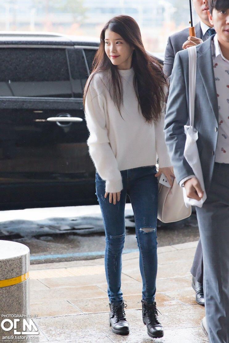 Tampil Trendy dengan 11 Ide Mix And Match Jeans ala IU