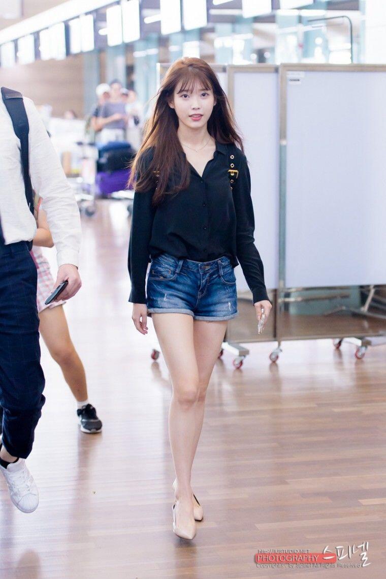 Tampil Trendy dengan 11 Ide Mix And Match Jeans ala IU