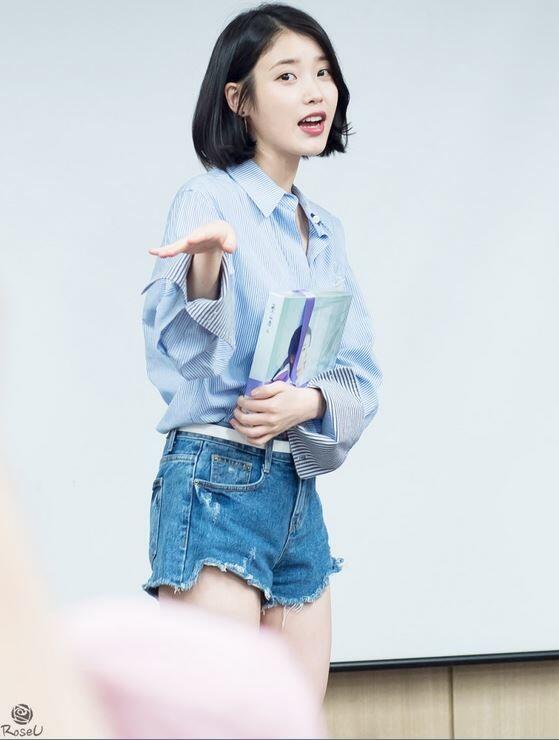 Tampil Trendy dengan 11 Ide Mix And Match Jeans ala IU