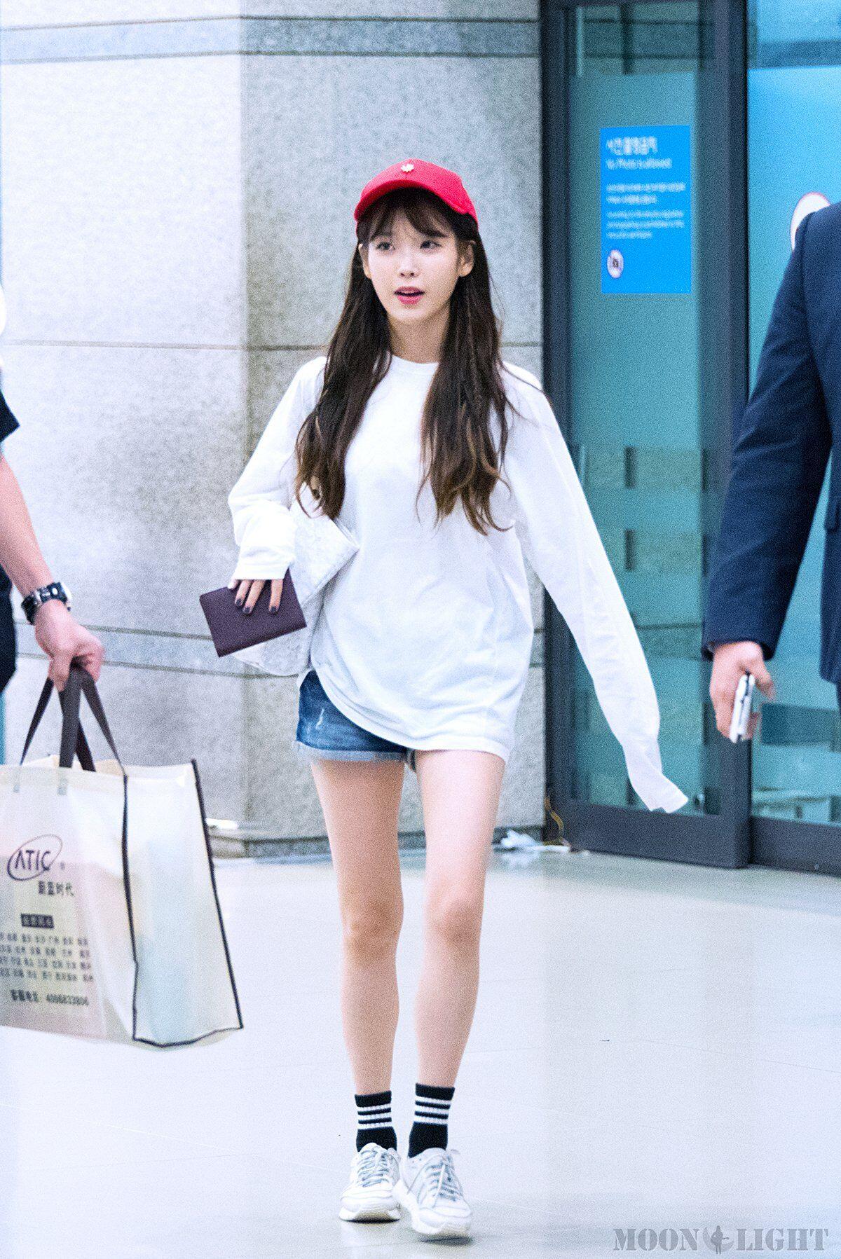 Tampil Trendy dengan 11 Ide Mix And Match Jeans ala IU