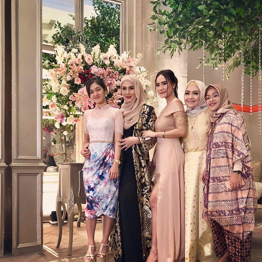 Mewah dan Elegan, 10 Potret Bahagia Resepsi Pernikahan Erica Putri