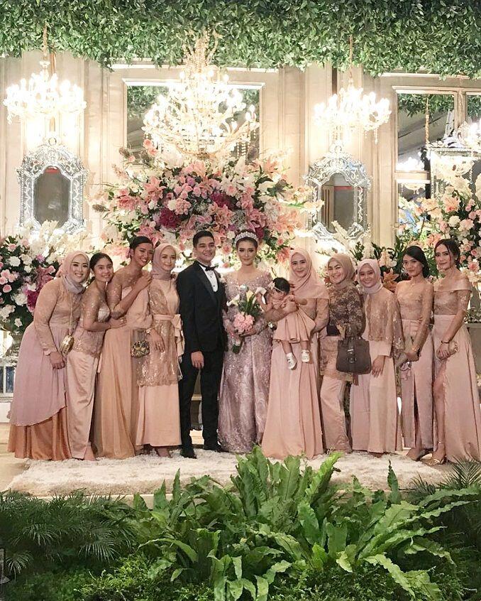 Mewah dan Elegan, 10 Potret Bahagia Resepsi Pernikahan Erica Putri