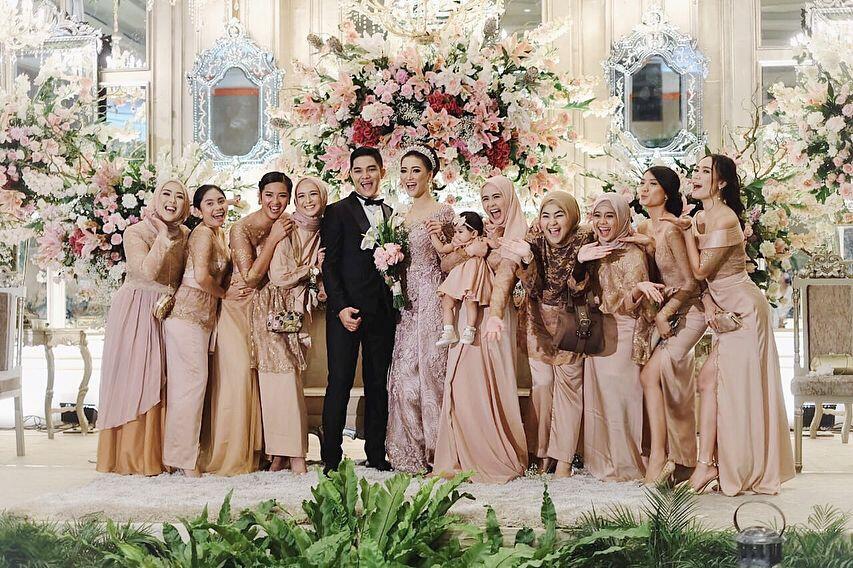 Mewah dan Elegan, 10 Potret Bahagia Resepsi Pernikahan Erica Putri