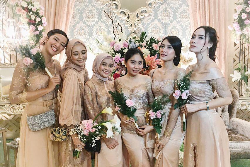 Mewah dan Elegan, 10 Potret Bahagia Resepsi Pernikahan Erica Putri