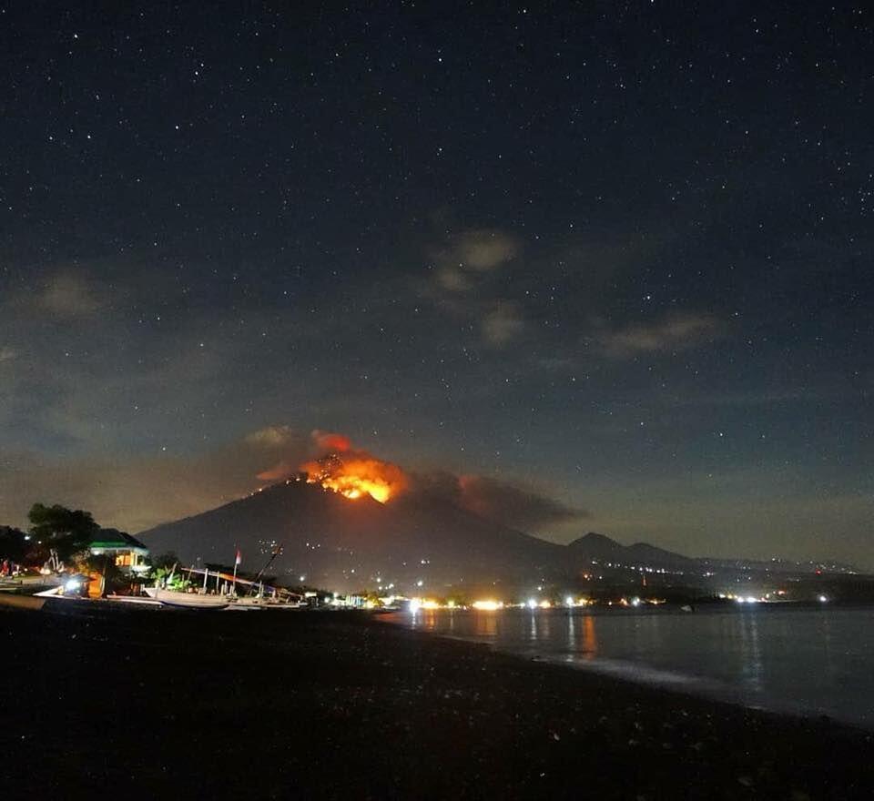 VIDEO: Detik-Detik Gunung Agung Erupsi dan Keluarkan Lava Pijar