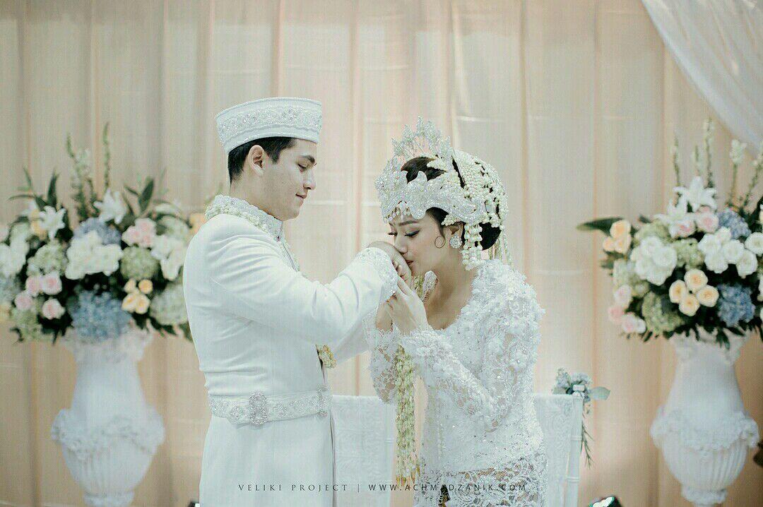 11 Potret Sakralnya Acara Pernikahan Rizky Alatas & Adzana Bing Slamet