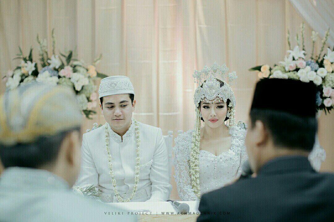 11 Potret Sakralnya Acara Pernikahan Rizky Alatas & Adzana Bing Slamet