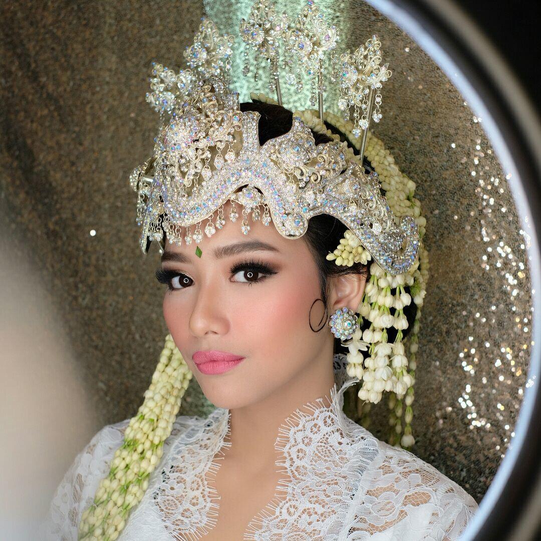 11 Potret Sakralnya Acara Pernikahan Rizky Alatas & Adzana Bing Slamet