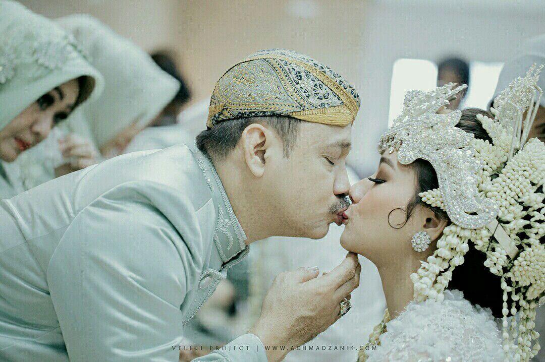 11 Potret Sakralnya Acara Pernikahan Rizky Alatas & Adzana Bing Slamet