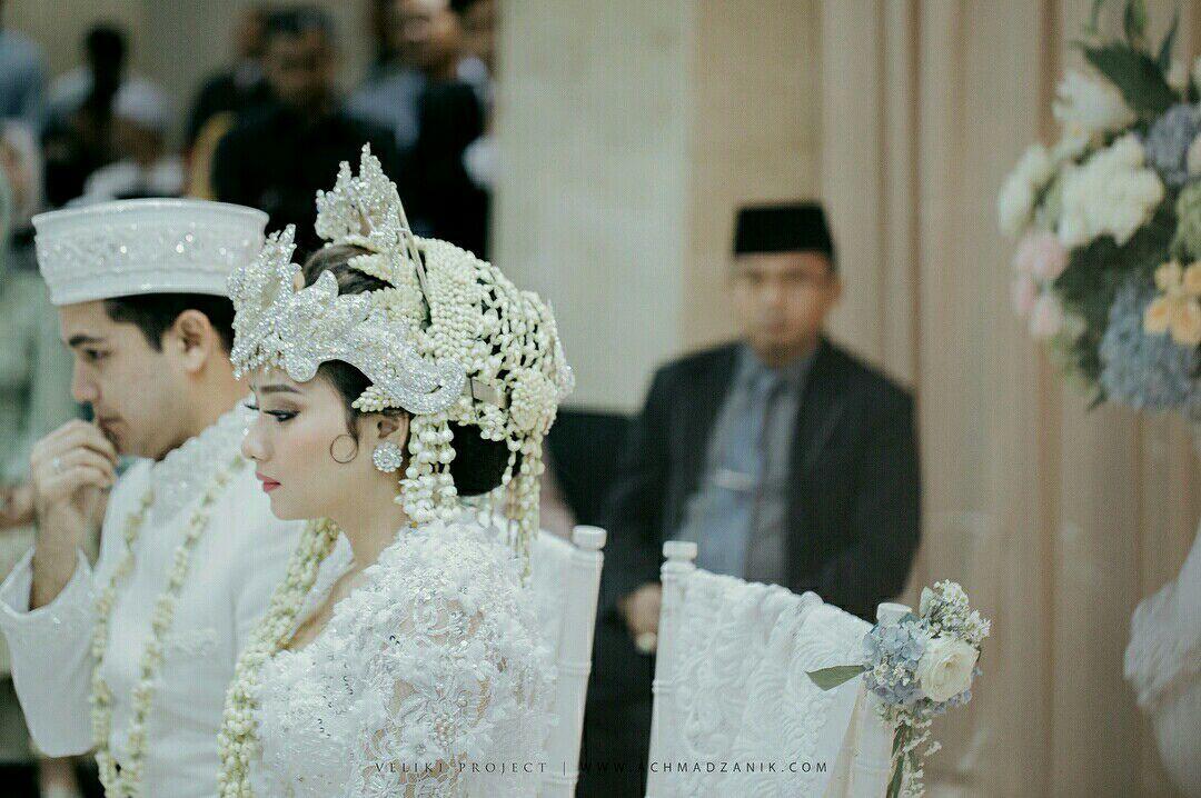 11 Potret Sakralnya Acara Pernikahan Rizky Alatas & Adzana Bing Slamet