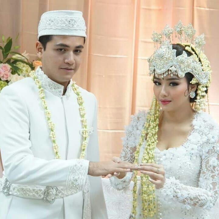 11 Potret Sakralnya Acara Pernikahan Rizky Alatas & Adzana Bing Slamet