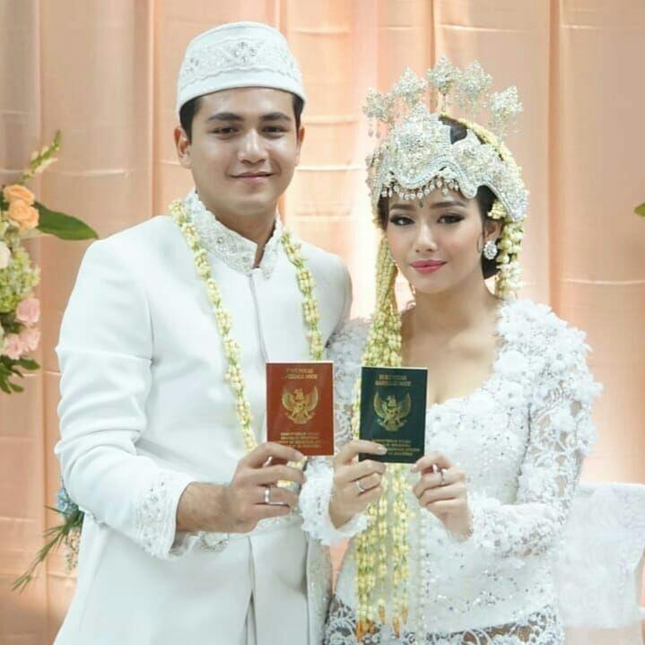 11 Potret Sakralnya Acara Pernikahan Rizky Alatas & Adzana Bing Slamet