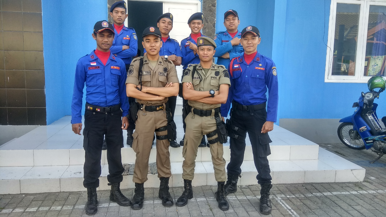 2 Anggota ini, kumpul satu atap, saling membantu antara satu sama lain.