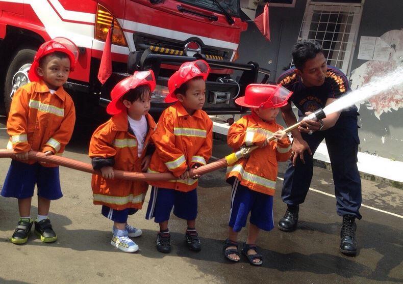 2 Anggota ini, kumpul satu atap, saling membantu antara satu sama lain.