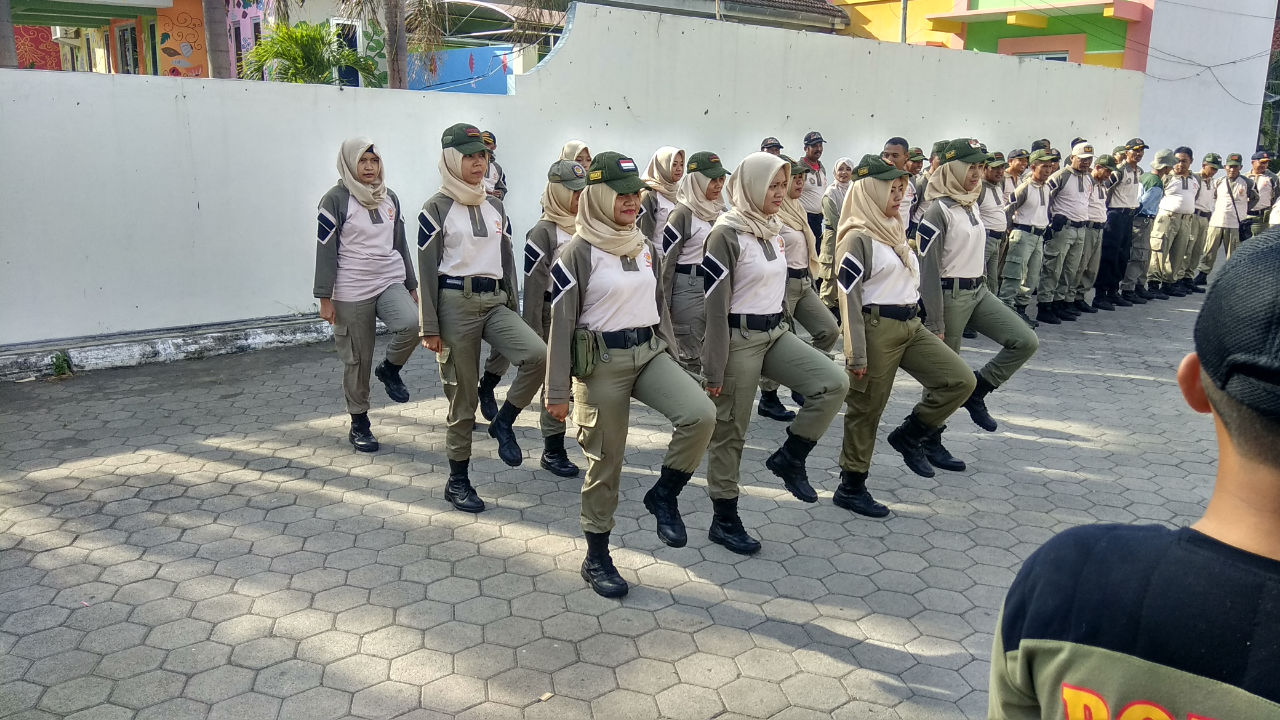2 Anggota ini, kumpul satu atap, saling membantu antara satu sama lain.