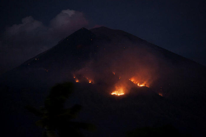 Gunung Agung lontarkan lava pijar