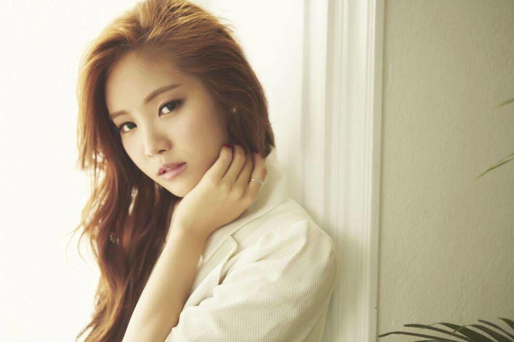 Bak Bidadari, Kerennya 11 Airport Fashion Serba Putih ala Naeun APink