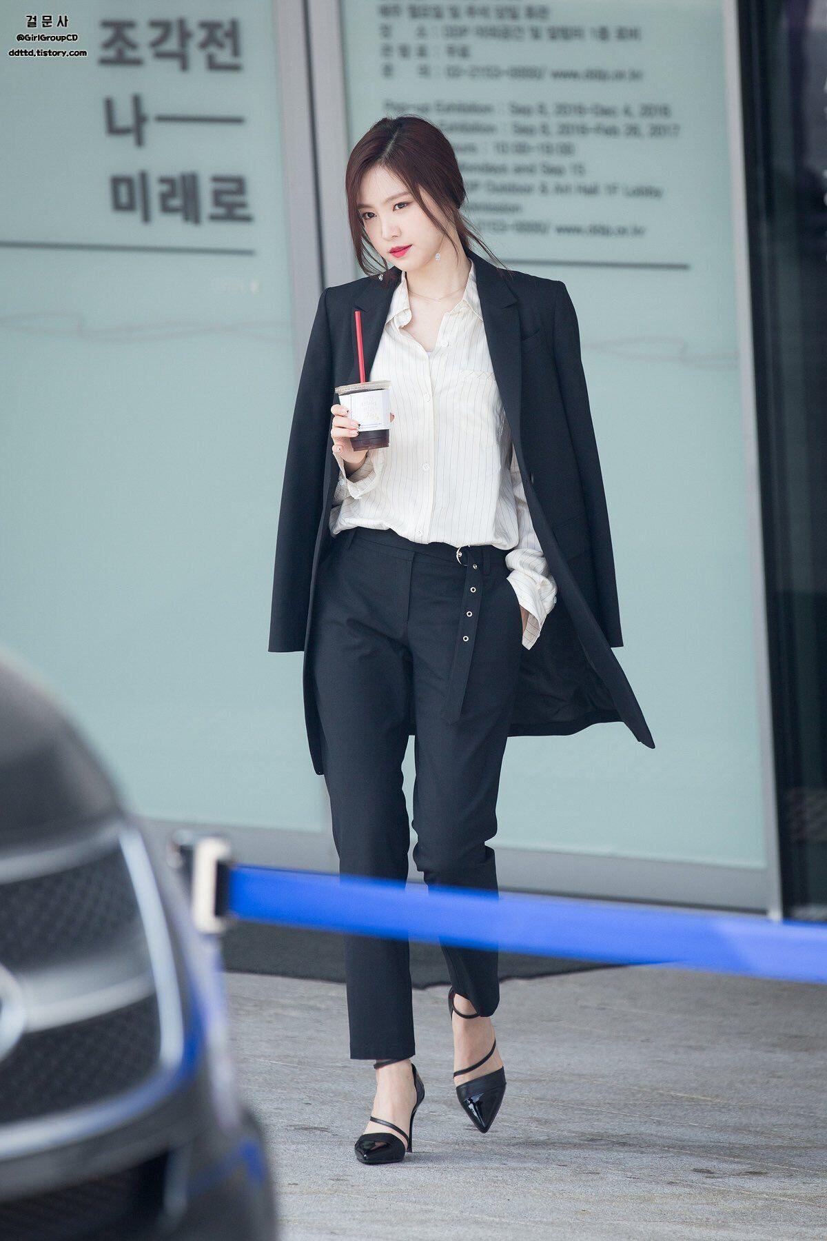 Bak Bidadari, Kerennya 11 Airport Fashion Serba Putih ala Naeun APink