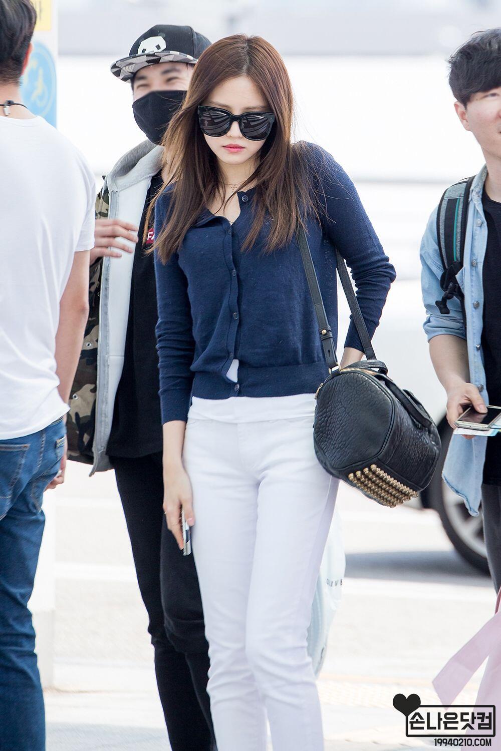 Bak Bidadari, Kerennya 11 Airport Fashion Serba Putih ala Naeun APink