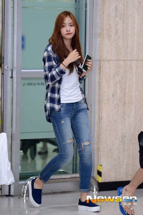 Bak Bidadari, Kerennya 11 Airport Fashion Serba Putih ala Naeun APink