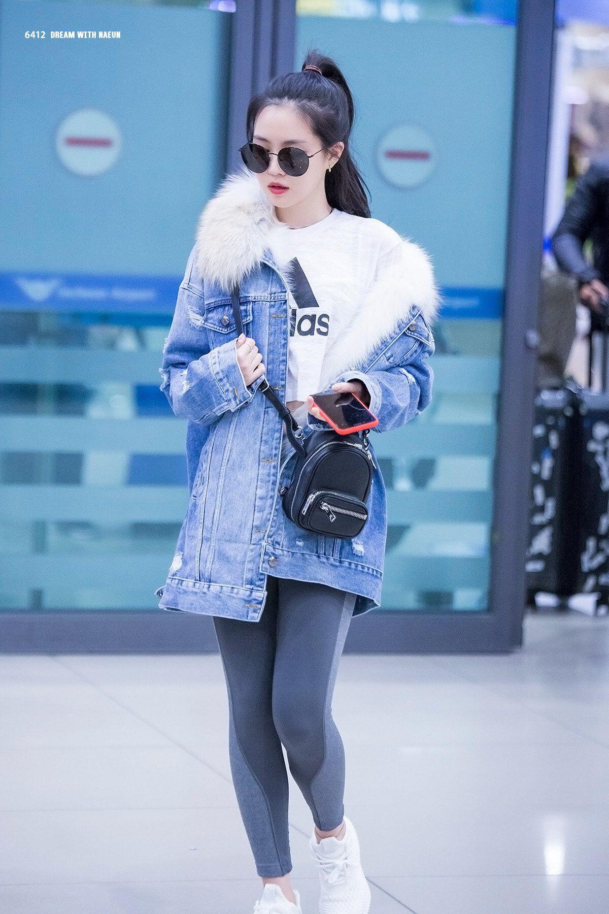 Bak Bidadari, Kerennya 11 Airport Fashion Serba Putih ala Naeun APink