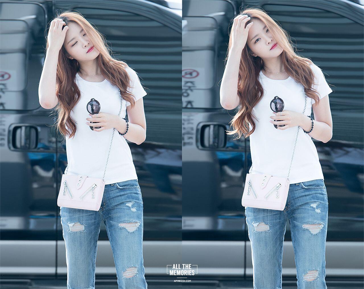 Bak Bidadari, Kerennya 11 Airport Fashion Serba Putih ala Naeun APink