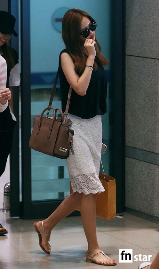 Bak Bidadari, Kerennya 11 Airport Fashion Serba Putih ala Naeun APink