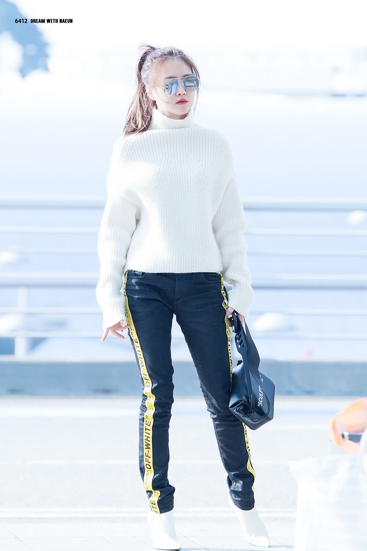Bak Bidadari, Kerennya 11 Airport Fashion Serba Putih ala Naeun APink
