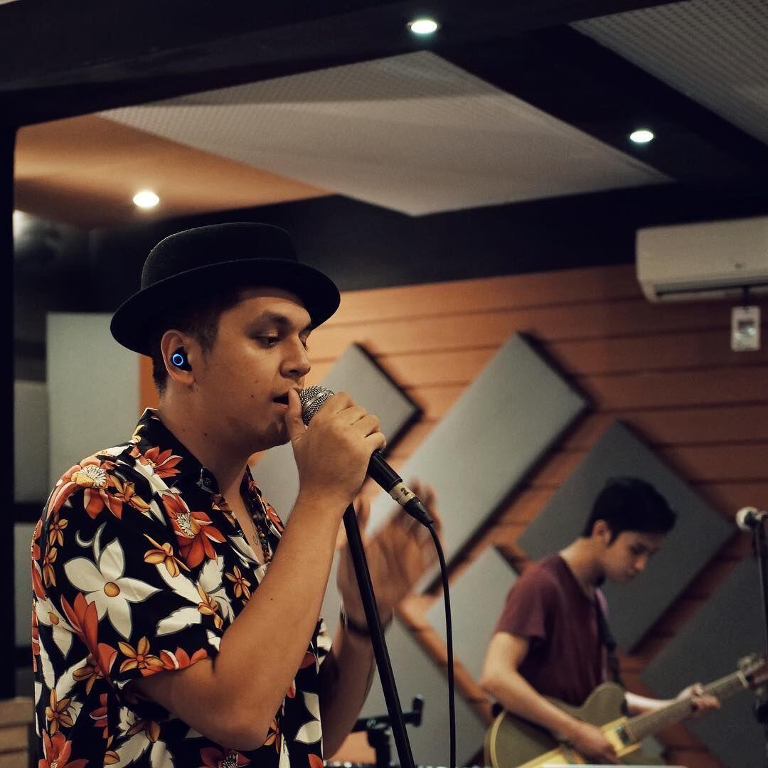 9 Gaya Busana ala Kevin Julio, Kece Banget!