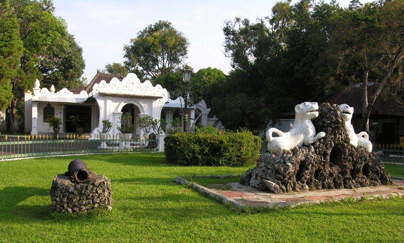 10 Pesona Keindahan Tempat Tinggal Para Raja di Indonesia