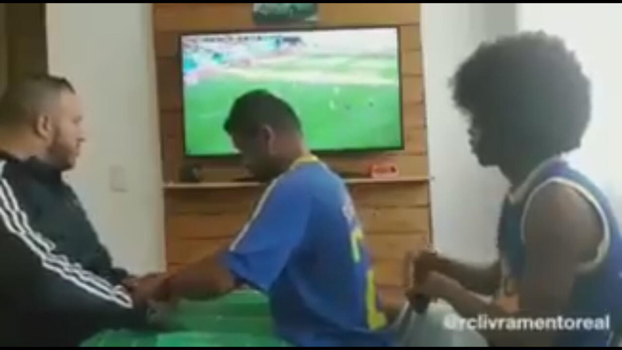Viral, seorang berkebutuhan khusus, menikmati pertandingan piala dunia #SundulDunia
