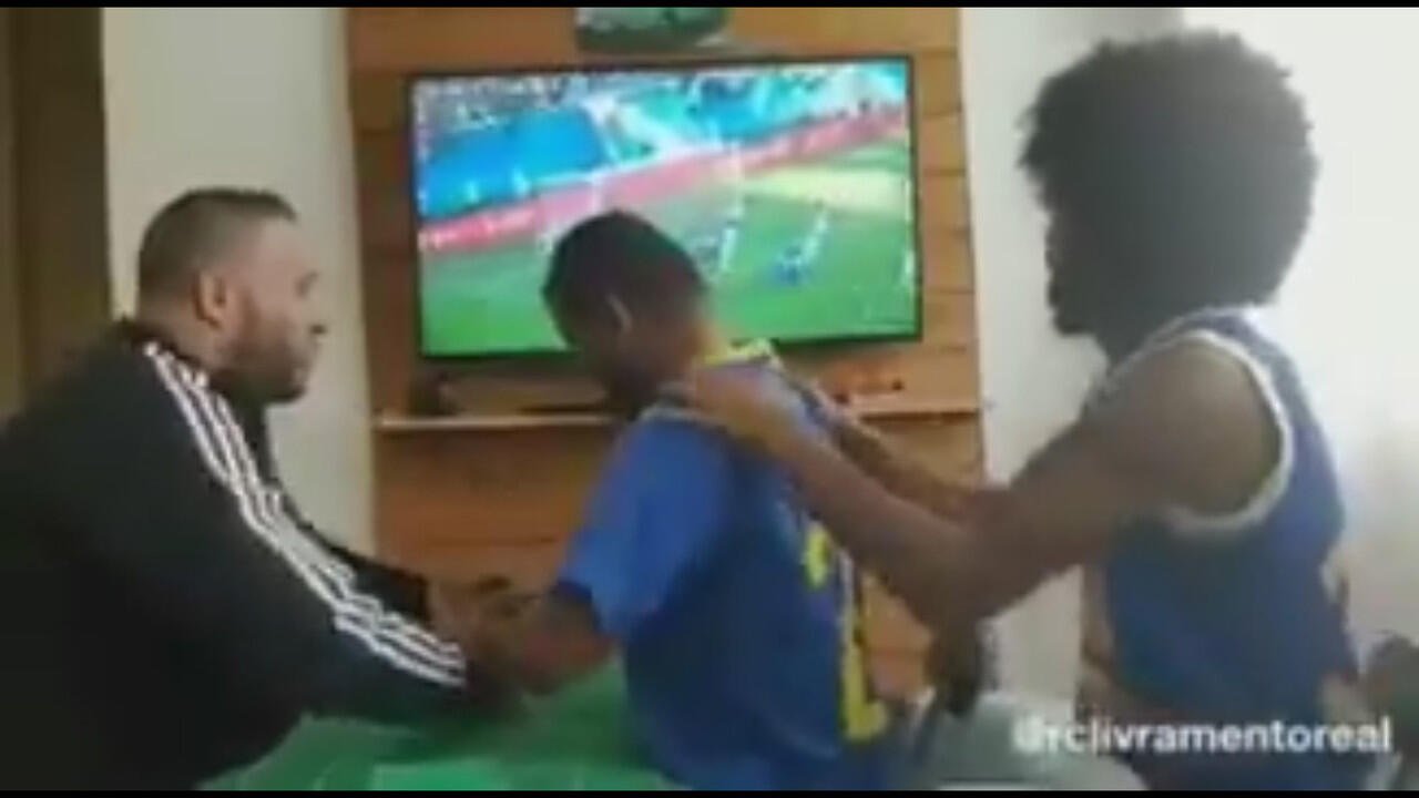 Viral, seorang berkebutuhan khusus, menikmati pertandingan piala dunia #SundulDunia