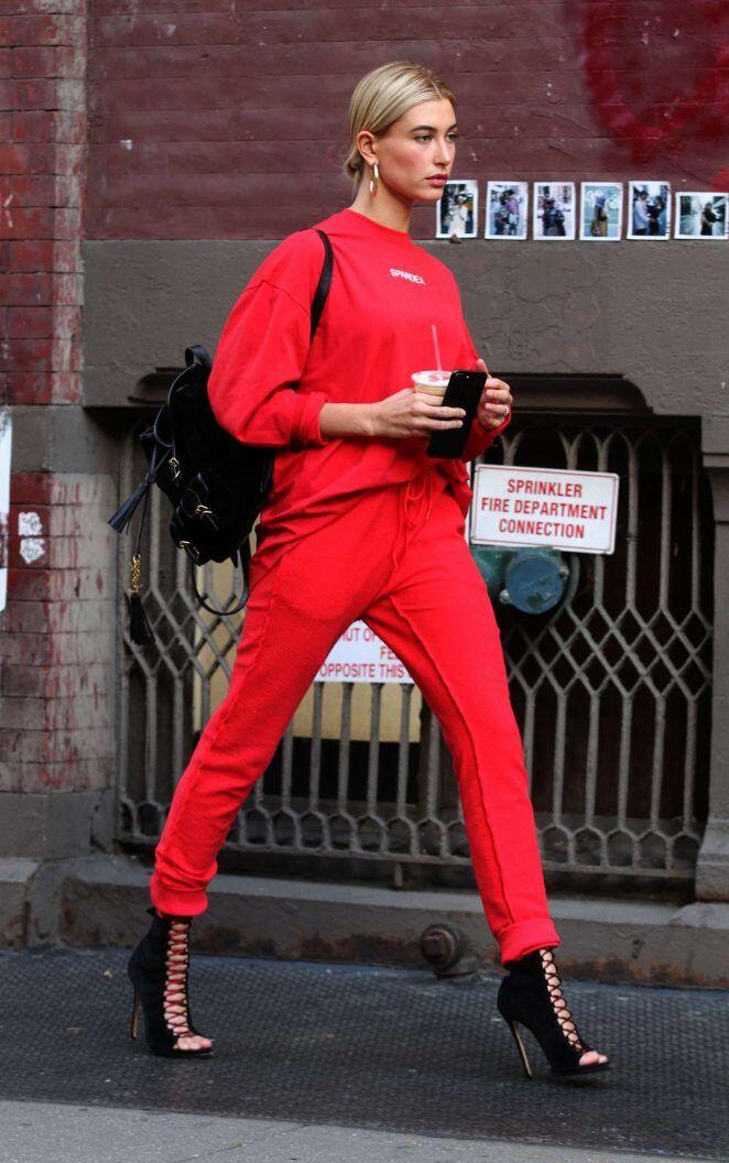 10 Inspirasi Steet Style ala Hailey Baldwin,Bikin OOTD Makin Kece