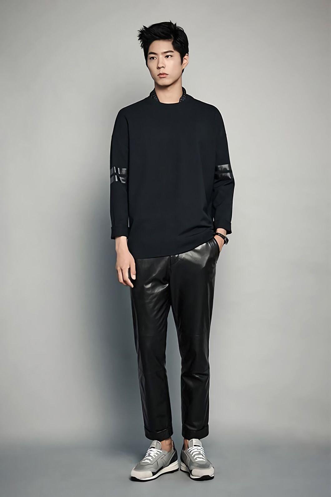 9 Mix & Match Outfit dengan Celana Hitam ala Park Bo Gum