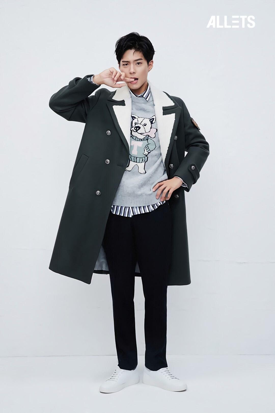 9 Mix & Match Outfit dengan Celana Hitam ala Park Bo Gum