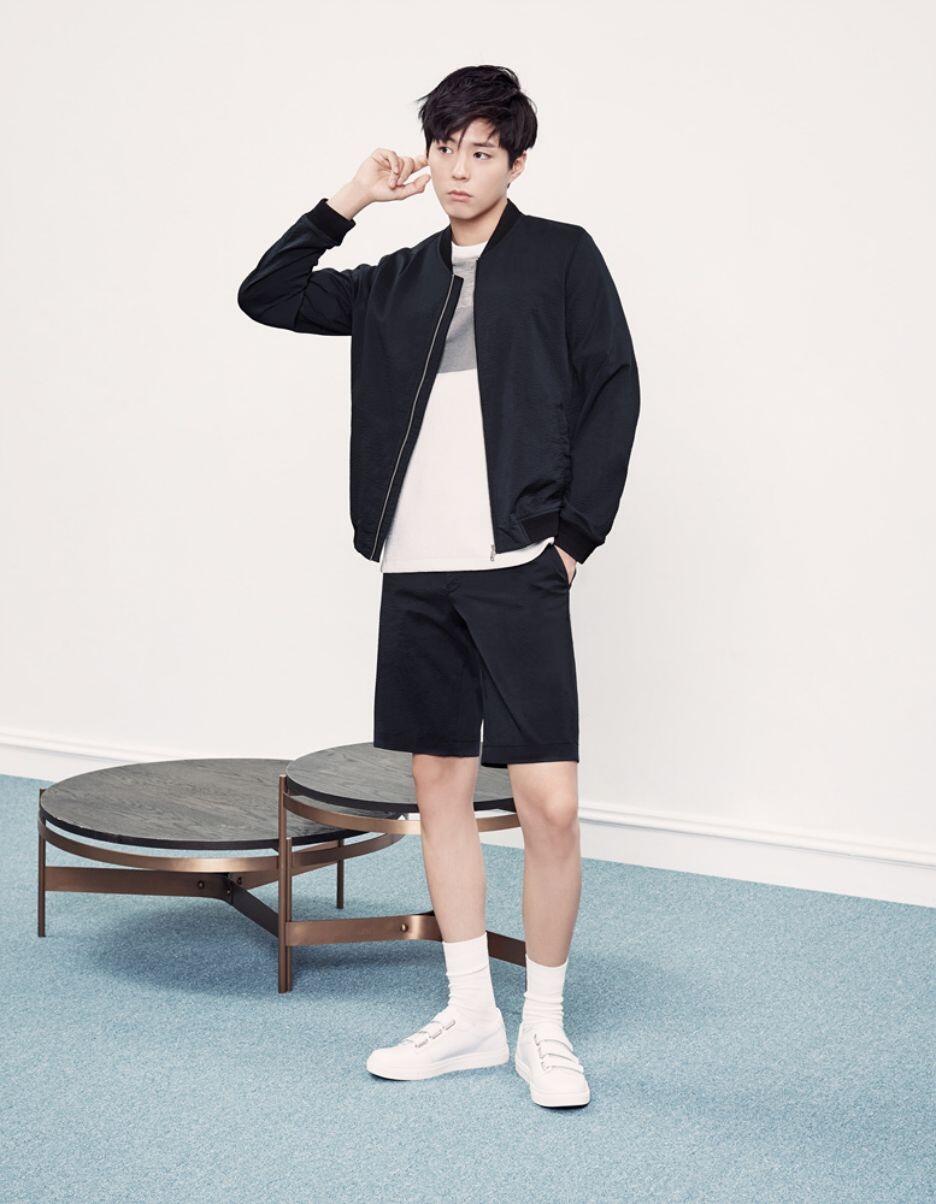 9 Mix & Match Outfit dengan Celana Hitam ala Park Bo Gum