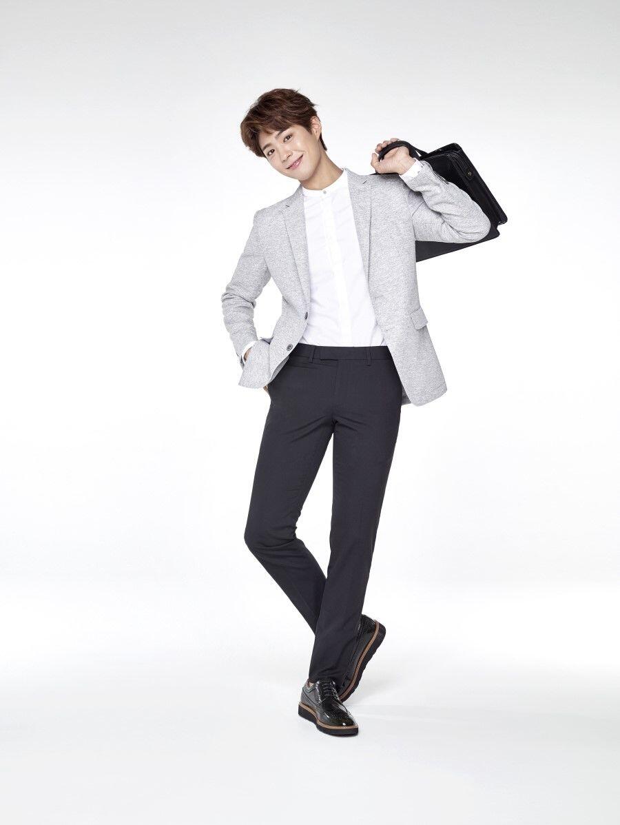 9 Mix & Match Outfit dengan Celana Hitam ala Park Bo Gum