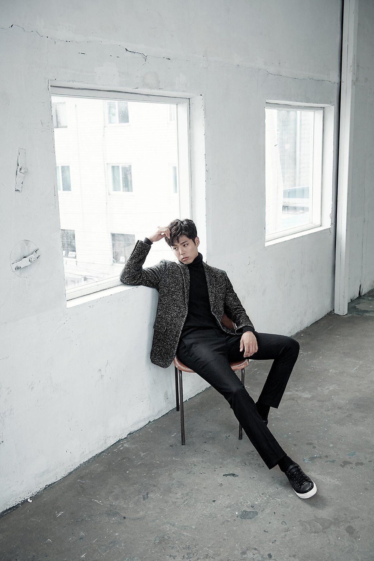 9 Mix & Match Outfit dengan Celana Hitam ala Park Bo Gum