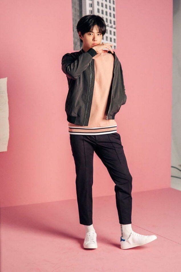 9 Mix & Match Outfit dengan Celana Hitam ala Park Bo Gum