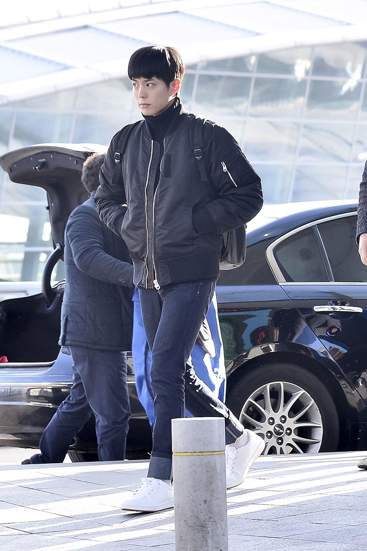 9 Mix & Match Outfit dengan Celana Hitam ala Park Bo Gum