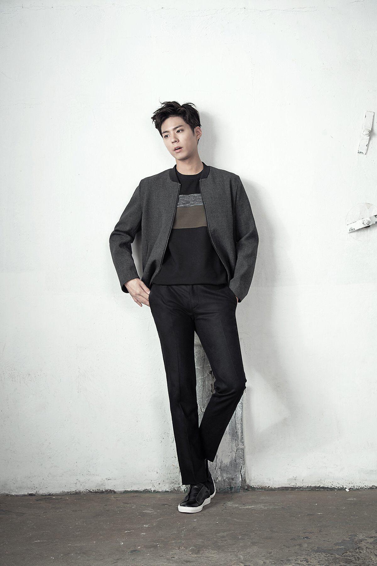 9 Mix & Match Outfit dengan Celana Hitam ala Park Bo Gum